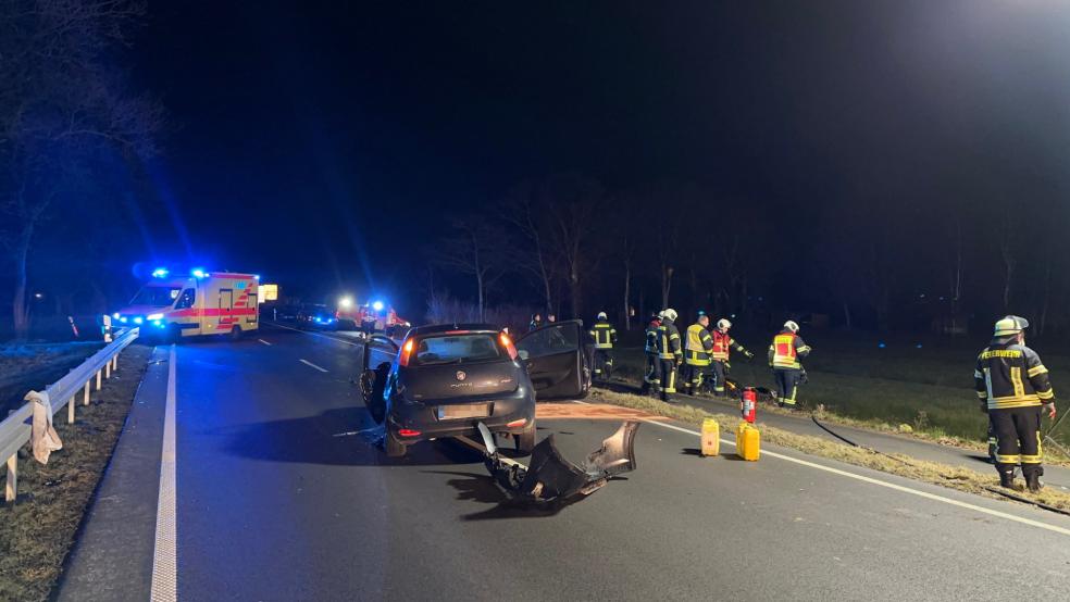 Zwei Autos sind heute am frühen Morgen auf der Bundesstraße 210 zusammengestoßen. Zur Unfallursache ist noch nichts bekannt. © Feuerwehr