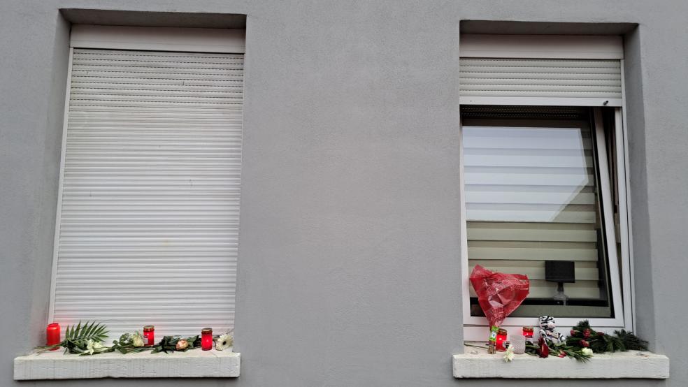 Auf den Fensterbänken vor der Wohnung des mutmaßlichen Mordopfers an der Westerstraße wurden Blumen niedergelegt. © Szyska