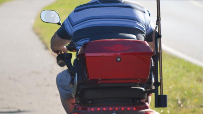 Frau auf Elektromobil angefahren und geflüchtet