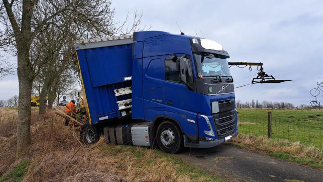 40-Tonner fährt sich in der Berme fest