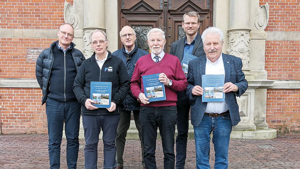 Dank ihnen gibt es die Neuauflage (von links): Rolf Kiepe und Professor Dr. Hauke Jöns (NIhK), Klaus Jensen (Wasser- und Bodenverbände Friesland), Autor Professor Dr. Karl-Ernst Behre sowie Dr. Matthias Stenger und Rico Mecklenburg (Ostfriesische Landschaft).  © Foto: Jürgens