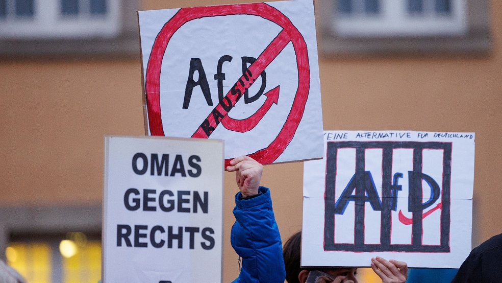 Die Kundgebung am 10. Februar in Weener wird von einem neuen »Bündnis für Demokratie« organisiert, dem Parteien, Wählergemeinschaften, Kirchengemeinden und die Rheiderland-Kommunen angehören. © Gentsch (dpa/Symbolfoto)