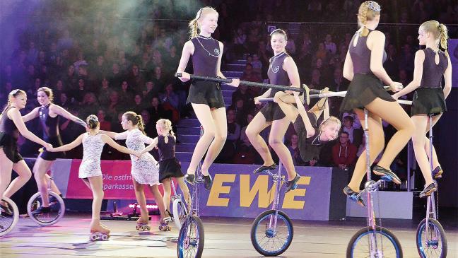 A-Juniorinnen spielen und AkEiTu tritt auf