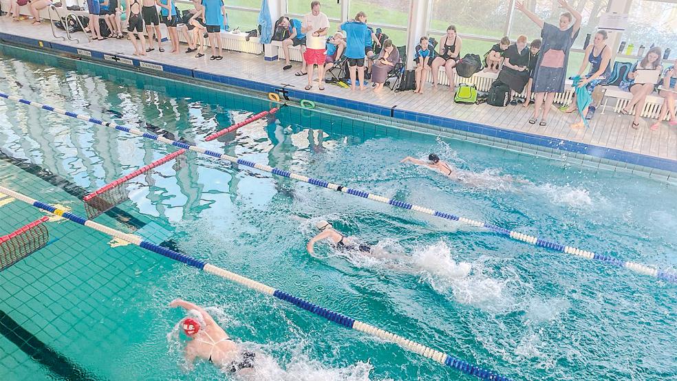 Anna-Lena Schulte (Altersklasse 30, von unten links), Britta Hainke (AK25) und Lena Buntjer (AK25) schwimmen hier die Disziplin 100 Meter Hindernis.  © Foto: privat