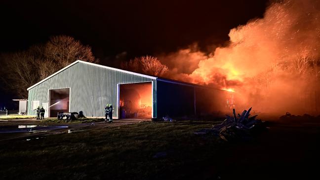 1000 Strohballen standen in Flammen