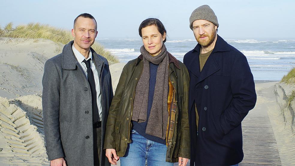 Beim Drehstart für die Folge »Ostfriesenhölle« (von links): Rupert (Barnaby Metschurat), Ann Kathrin Klaasen (Picco von Groote) und Frank Weller (Tom Radisch).  © Foto: Christa Lassen (ZDF)