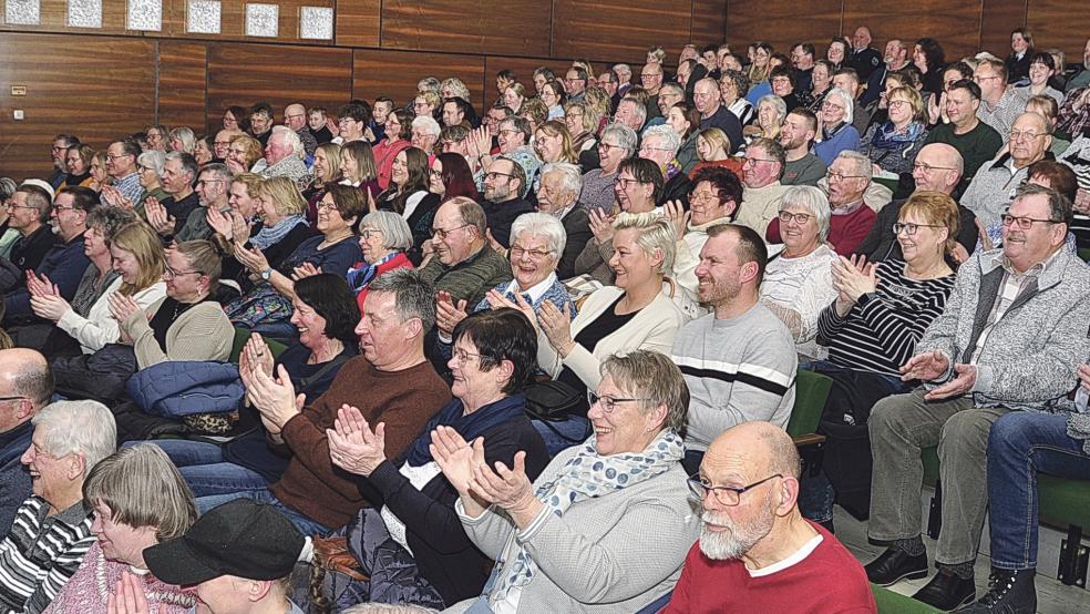 Das Publikum war bei der Premiere von »Dat verflixte 7. Johr« begeistert, die Aula der Oberschule an der Wiesenstraße in Weener war bis zum letzten Platz ausverkauft.  © Wolters