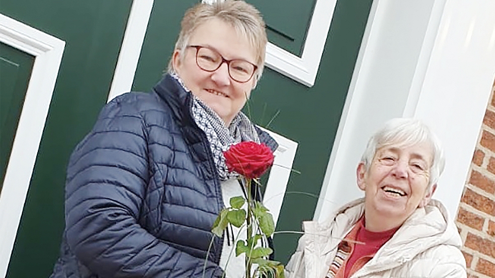 Gertrud Bosma (links) wird als 100. Mitglied des Vereins Bürgerhaus Jemgum mit einer Rose von der Vereinsvorsitzenden Henriette Remmers begrüßt.  © Foto: privat