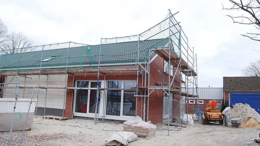 Eine Investition der Stadt Weener im Schulbereich: Ende Juni 2023 begannen die Bauarbeiten für das neue Kunst- und Kreativhaus in Holthusen, das auch von der Grundschule genutzt werden soll. Rund 1,2 Millionen Euro kostet der Neubau.  © Foto: Hoegen