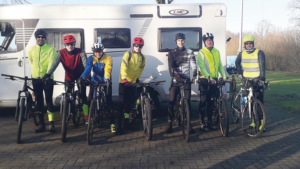 Stephan Duitsmann (von links), Leif Duitsmann, Raul Knoche, Veit Duitsmann, Markus Lübbers, Thomas Knoche und Arne Nagel fuhren gemeinsam 35 Kilometer in Papenburg.  © Fotos: privat