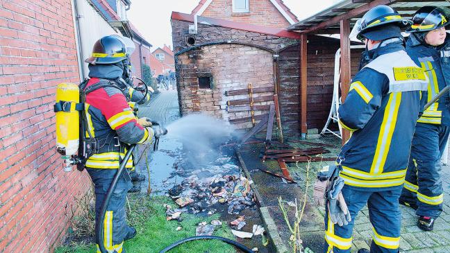Carport fängt Feuer