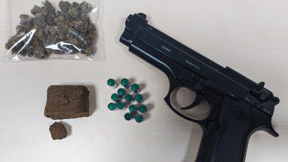 Diese Drogen und eine Schreckschusswaffe hat die Polizei bei einer Kontrolle eines 28-Jährigen in Apen sichergestellt. Er saß in einem Reisebus, der aus den Niederlanden kam. © Zoll