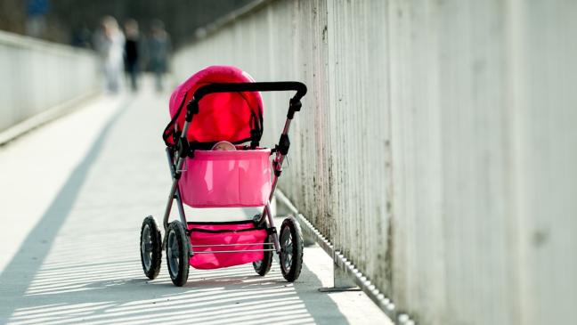 Ladendiebin packt ihre Beute in leeren Kinderwagen