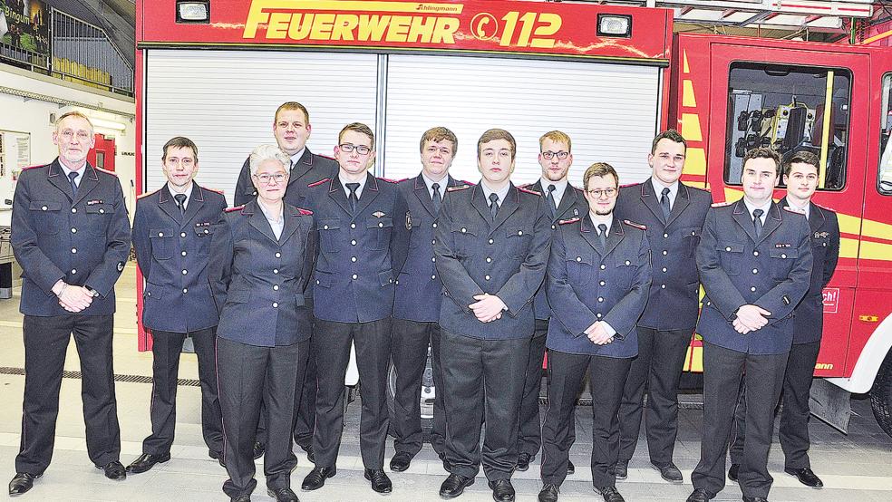 Stadtbrandmeister Jan Doosje (links) mit dem scheidenden Ortsbrandmeister Ralf-Dieter Harbers und den Beförderten, Gewählten und Geehrten: Sanda Apfel, Dirk Gruis, Max Pfeifer, Axel Obersteller, Jan-Luca Harbers, Florian Maas, Marc Cordes, Lucas Lamprecht, dem neuen Ortsbrandmeister Jan Freese und seinem neuen Stellvertreter Yannik Geib.  © Foto: Wolters