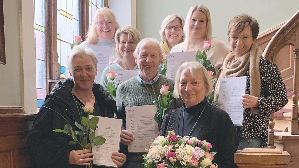 Unser Foto zeigt die Absolventen mit Lehrgangsleiterin Irmgard Siemer-Diehl. © Foto: VHS Papenburg