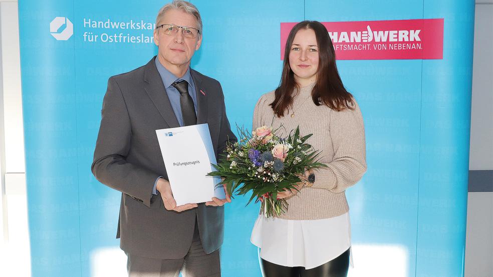 Hauptgeschäftsführer Jörg Frerichs (links) gratulierte der frischgebackenen IT-Beraterin Jennifer Deutscher zur ihrer erfolgreich bestandenen Weiterbildung.  © Foto: Handwerkskammer