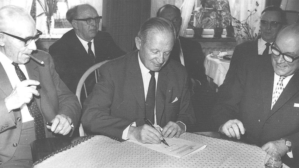 Hans Beutz, Heinrich Nordhoff, Otto Höhne und Hans Susemihl<br />unterzeichneten am 4. Februar 1964 offiziell die Verträge für den Kauf des Geländes am Larrelter Polder.  © Foto: Volkswagen