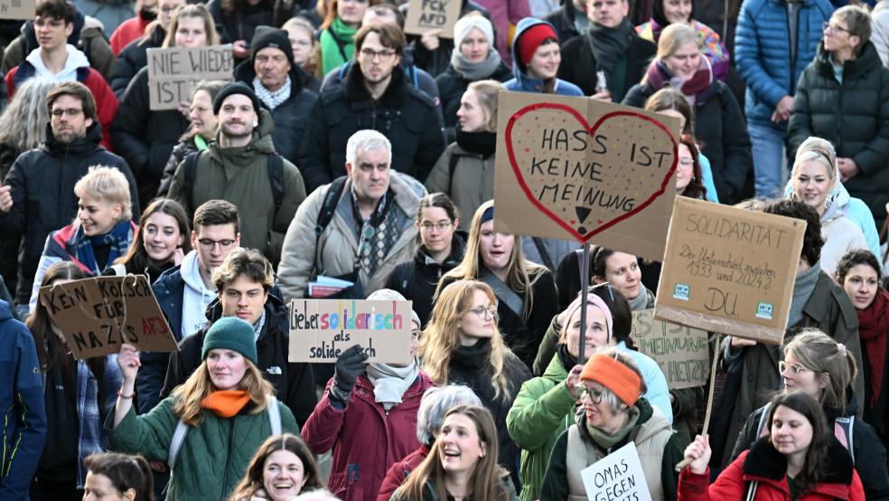 Nach der Ankündigung einer Demo gegen Rechtsextremismus im Rheiderland haben sich viele gemeldet, die teilnehmen möchten. © dpa (Beispielbild)