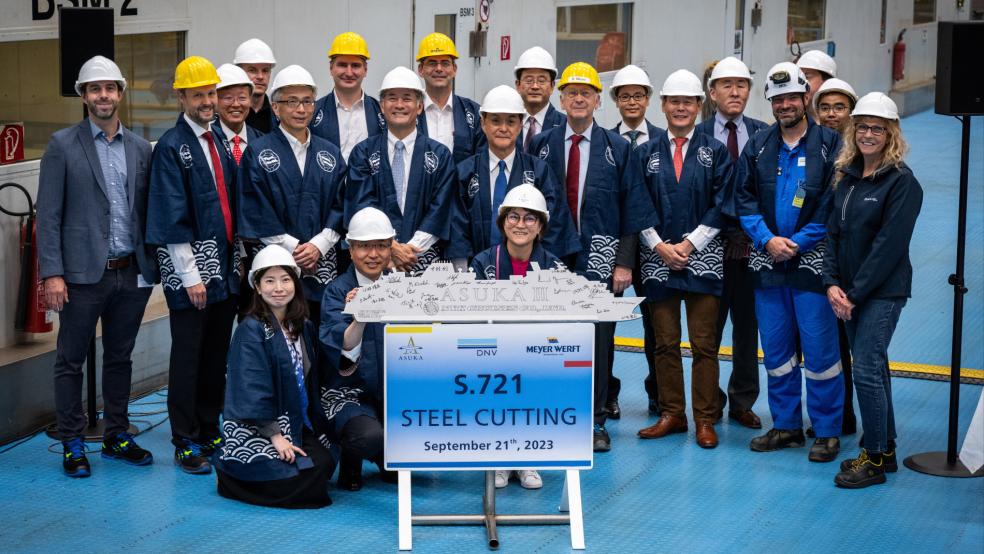 »Schon auf den ersten Blick lässt sich erkennen, dass wir mit Menschen und Kulturen aus der ganzen Welt arbeiten und leben«, schreibt Peter Hackmann, Pressesprecher der Papenburger Meyer Werft, zu diesem Bild, das anlässlich des offiziellen Baustarts des Kreuzfahrtschiffes »Asuka III« im Auftrag der japanischen Reederei NYK Cruises entstand. © Foto: Meyer Werft
