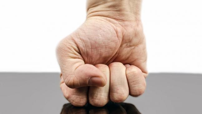 Mann und Frau ins Gesicht geschlagen