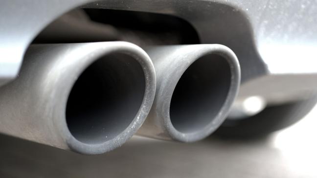 Bauschaum in Auspuff gesprüht