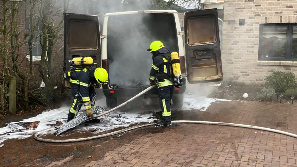 Ein Kleintransporter war zwischen zwei Häusern in Brand geraten. © Feuerwehr