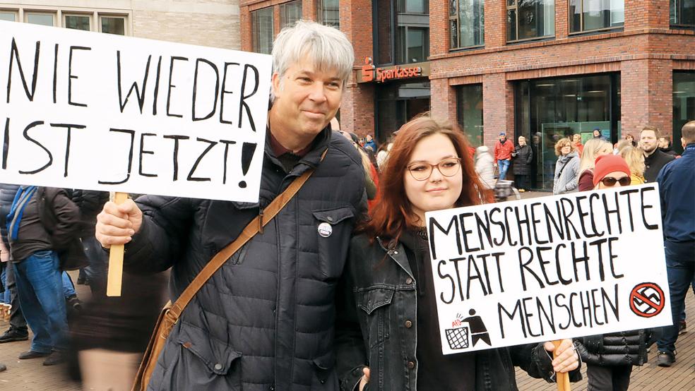 Viele Demonstranten brachten selbst gebastelte Schilder mit.  © 