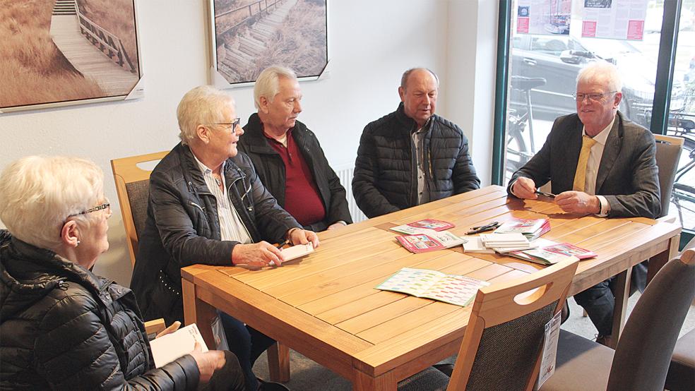 Busunternehmer Dieter Gottwald war gut aufgelegt und buchte vor Ort viele Reisen.  © Busemann