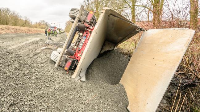 Laster kippt vor Friesenbrücke in den Graben