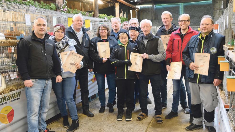Zum Abschluss der Allgemeinen Rammlerschau im Ihlower Ortsteil Bangstede nahmen die Züchterinnen und Züchter ihre Urkunden in Empfang.  © Foto: A. Penning