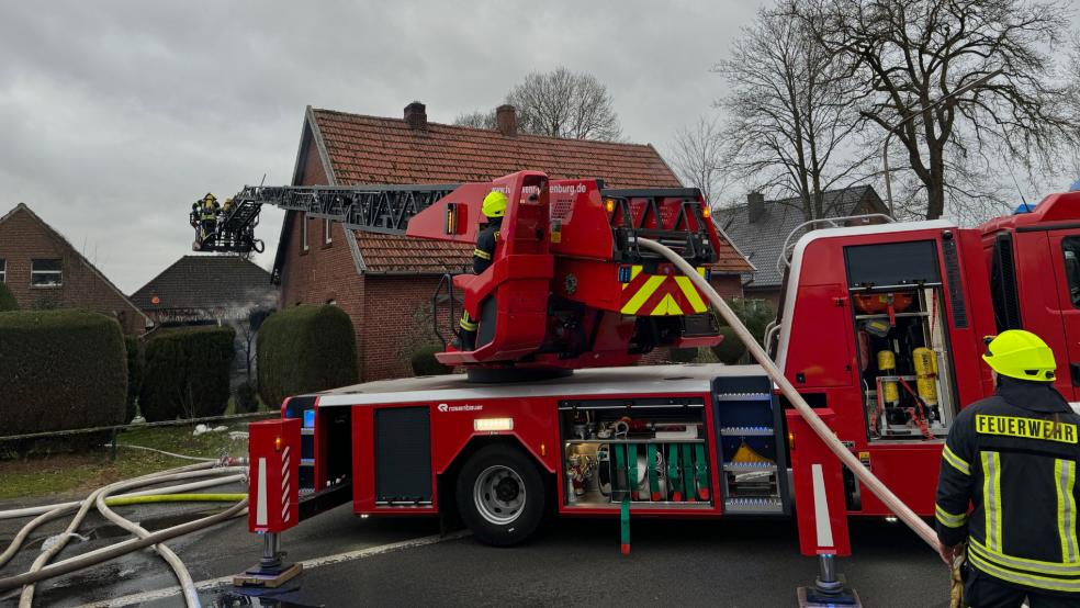 Auch eine Drehleiter setzte die Feuerwehr bei der Brandbekämpfung ein. © Feuerwehr
