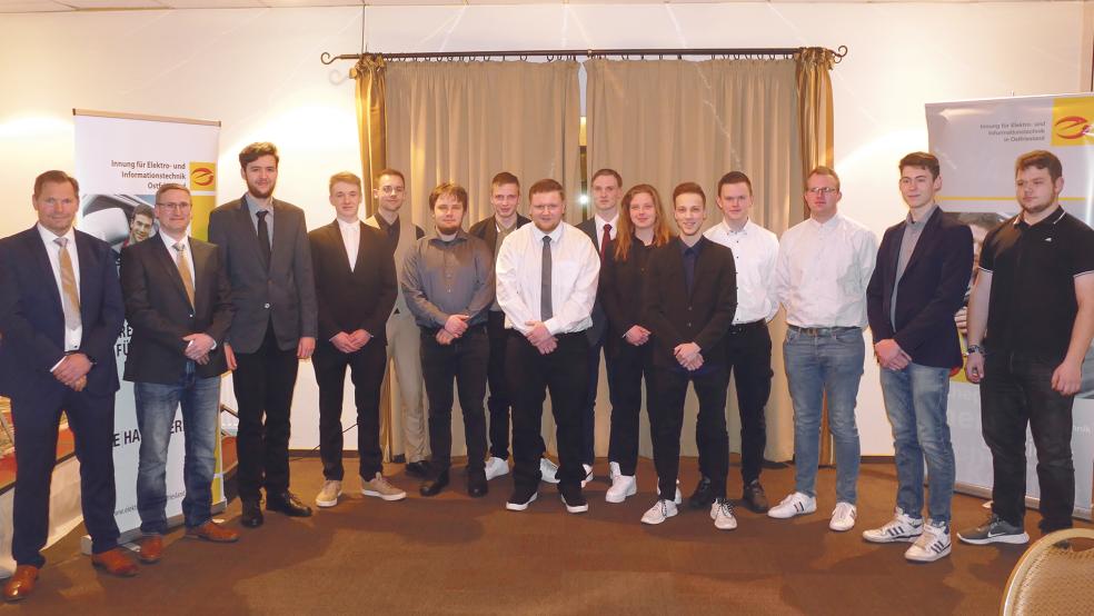 Auch diese Auszubildenden des Elektrohandwerks aus dem Landkreis Leer konnten im der »Alten Schmiede« in Middels ihre Freisprechung feiern.  © Foto: Jürgens