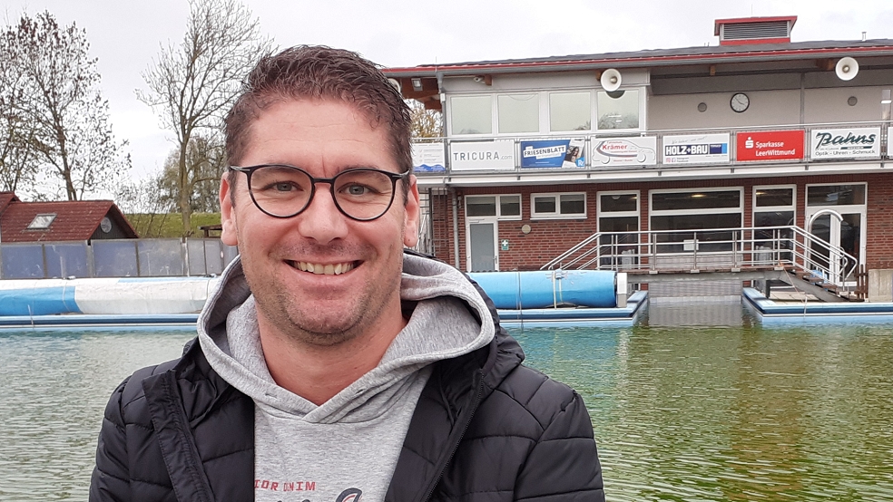 Bleibt Betriebsleiter des Friesenbades, wird sich aber als neuer Geschäftsführer der Hafen und Tourismus GmbH auch in anderen "Gewässern" tummeln: Markus Bakker. © RZ-Archiv