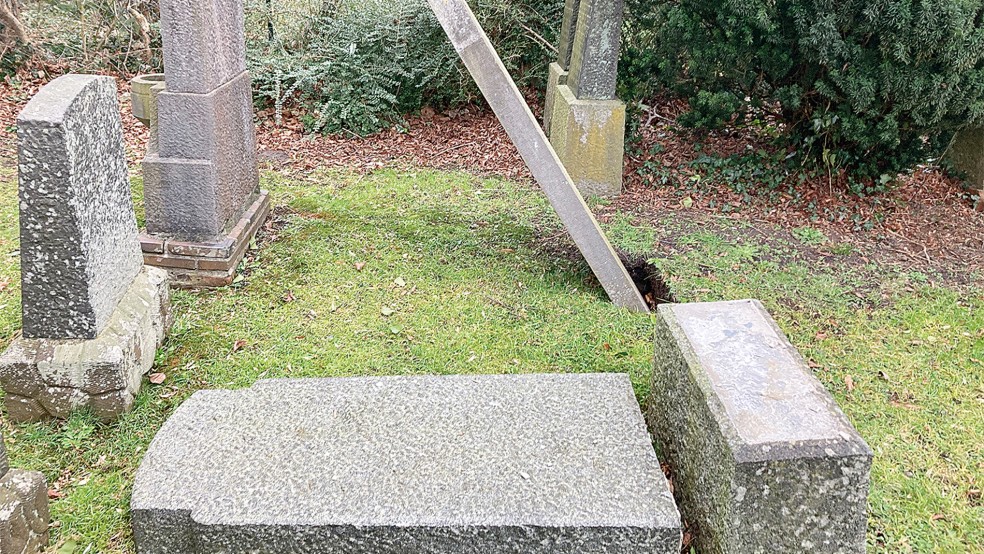 Auf dem jüdischen Friedhof an der Groninger Straße in Leer haben unbekannte Täter drei Grabsteine beschädigt, die Pforte demoliert und ein Hinweisschild entfernt. Die Polizei hat Ermittlungen aufgenommen.  © Foto: Bracht (Ehemalige Jüdische Schule)