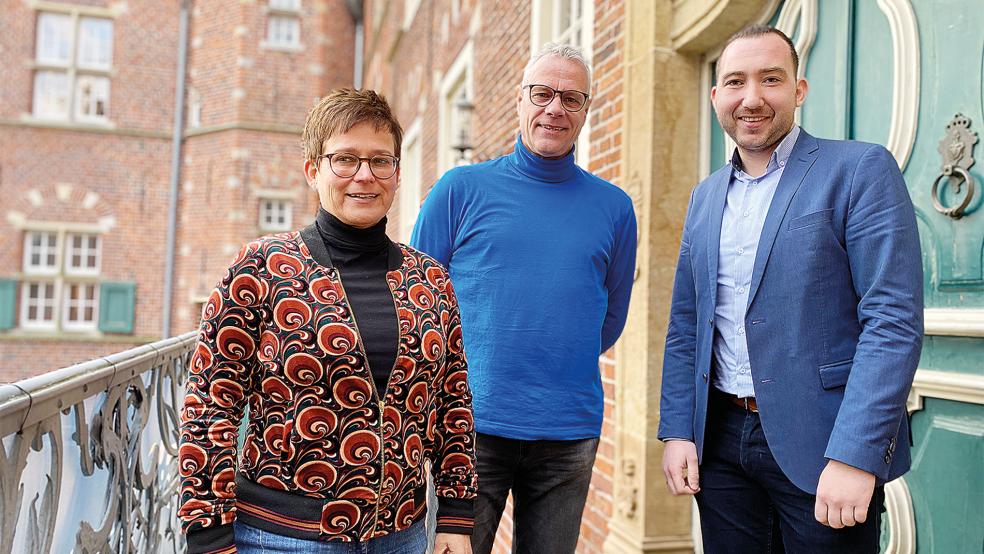 Nico Bloem (rechts) mit Sabine Kasimir und Stephan Kühl von der Volkshochschule für Stadt und den Landkreis Leer. © Foto: privat