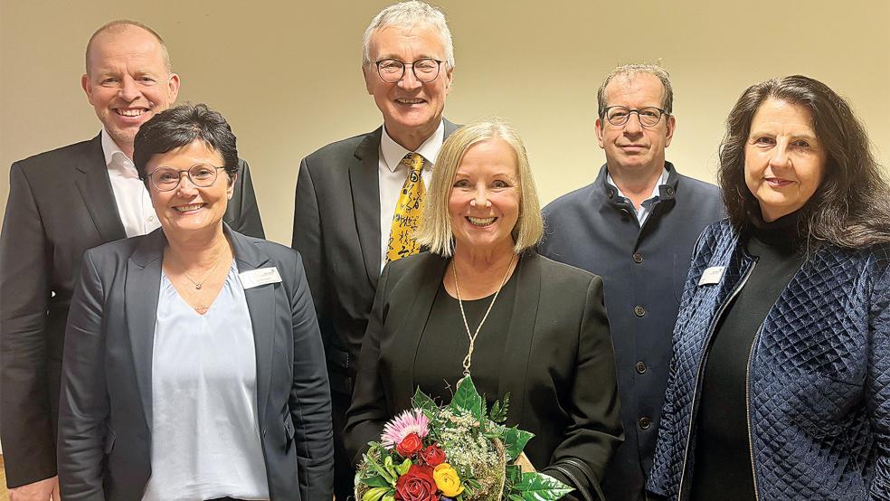 Bei der Verabschiedung (von links): Ansgar Veer, Hauptgeschäftsführer St. Bonifatius Hospitalgesellschaft, der scheidende Chefarzt Professor Dr. med. Christian Wende, Dr. med. Thomas Klapperich, stellvertretender Ärztlicher Direktor, Veronika von Manowski, Geschäftsführerin Marien Hospital, Ehefrau Elisabeth Wende und Marita Bäcker, Pflegedirektorin.  © Foto: Marien Hospital