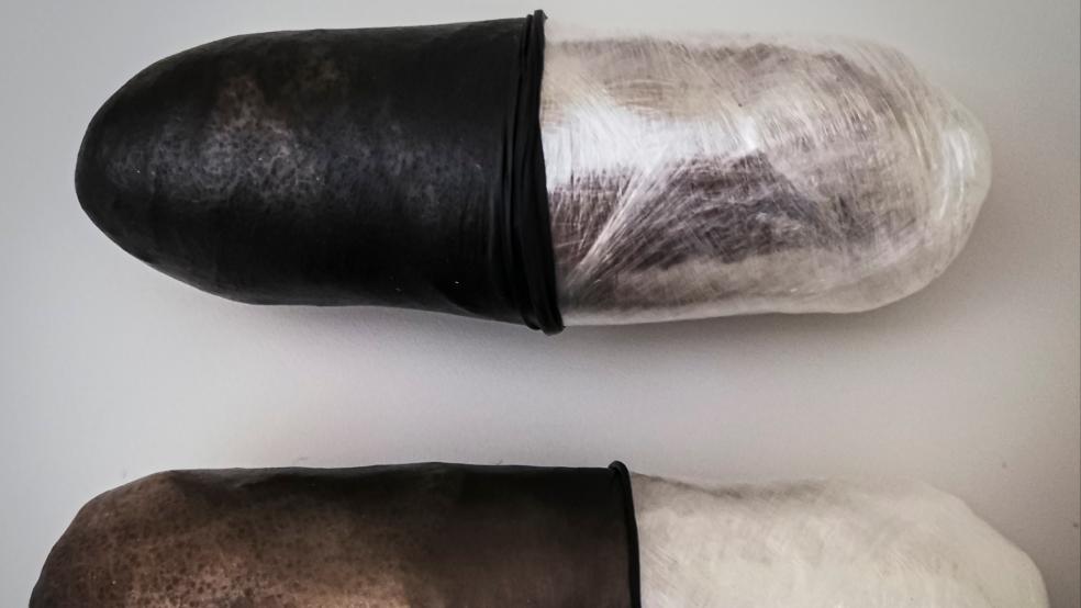 Sie werden auch Fingerlinge genannt: Mit Gummi ummantelte Drogen-Päckchen, die im Körper geschmuggelt werden. © Zoll