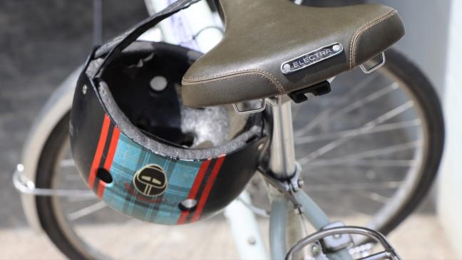 Frau will Auto ausweichen und stürzt