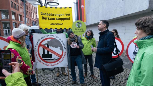 Umweltschützer demonstrieren gegen Erdgas-Bohrungen vor Borkum