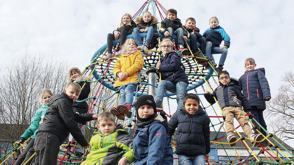 Die Weeneraner Grundschüler hatten großen Spaß auf der neuen Kletterpyramide.  © Fotos: Busemann 