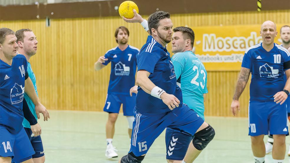 Thomas Pawlik (am Ball) und der TuS Holthusen wollen den nächsten Sieg einfahren.  © Foto: Jungeblut