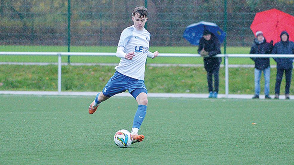 Innenverteidiger Stijn Hensema aus Möhlenwarf bleibt beim Fußball-Landesligisten Blau-Weiß Papenburg.  © Foto: Born