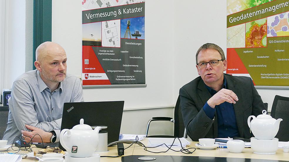 Der Vorsitzende des Gutachterausschusses Martin Homes (rechts) und sein Stellvertreter Hermann Gossel haben die Zahlen für Ostfriesland gesammelt und aufgearbeitet.  © Foto: Jürgens