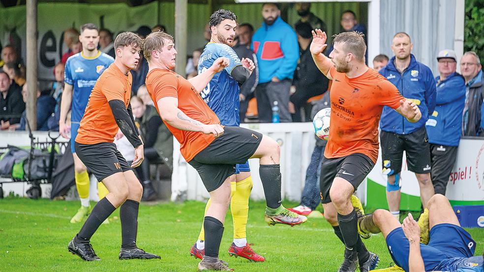 Wymeer-Boen (orange Trikots) konnte gegen SuS Steenfelde einen von sechs Siegen in der Hinrunde einfahren.  © Foto: Bruins
