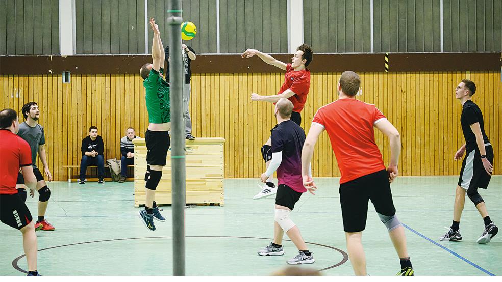 Weener (bunte Shirts) und Bingum lieferten sich eine letztlich ausgeglichene Partie.  © Foto: Bruins