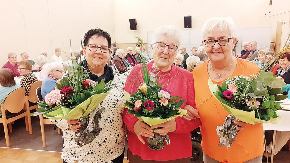 Leni Frieling (Mitte) leitete am Mittwoch zum letzten Mal den Bunder Seniorennachmittag. Ihre Nachfolgerinnen werden Gerda Kuper (links) und Herma Winterboer.  © Foto: Berents