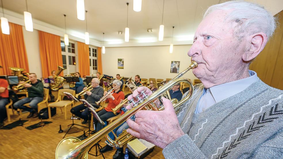Friedrich de Boer ist auch heute noch bei jedem Übungsabend des Posaunenchores dabei.  © Foto: Bruins