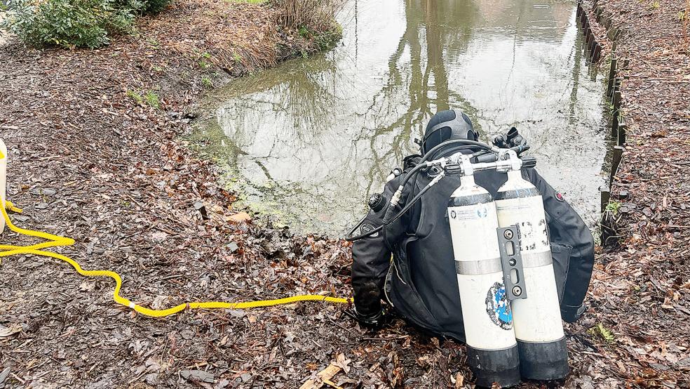 Taucher der Polizei durchsuchten gestern einen Teich an der Burgstraße in Weener.  © Foto: Polizei