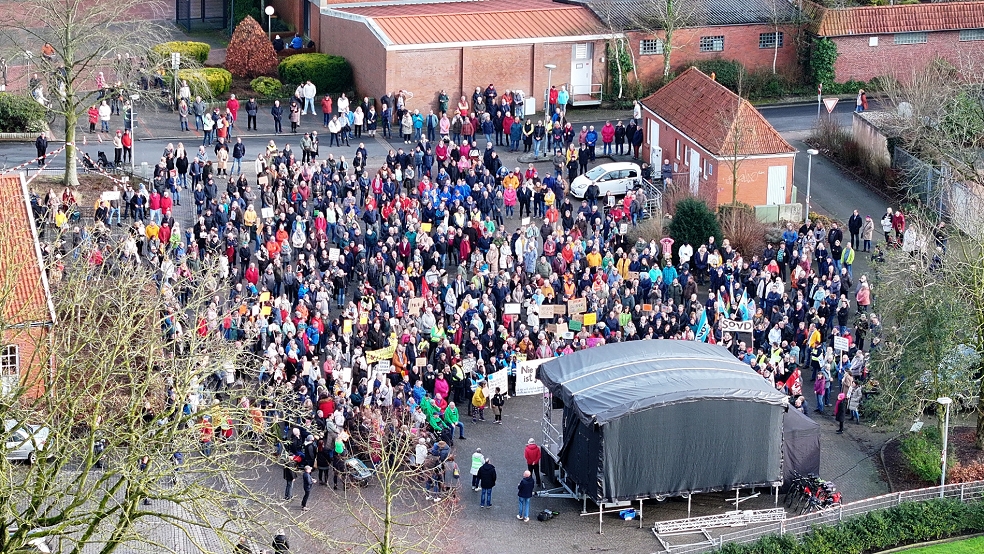 Imposantes Bild: Rund 700 Menschen demonstrierten am Samstagnachmittag auf dem Vogelsangeplatz in Weener gegen rechtsextreme Machenschaften und Demokratie-Feindlichkeit. © Horizont Fotos