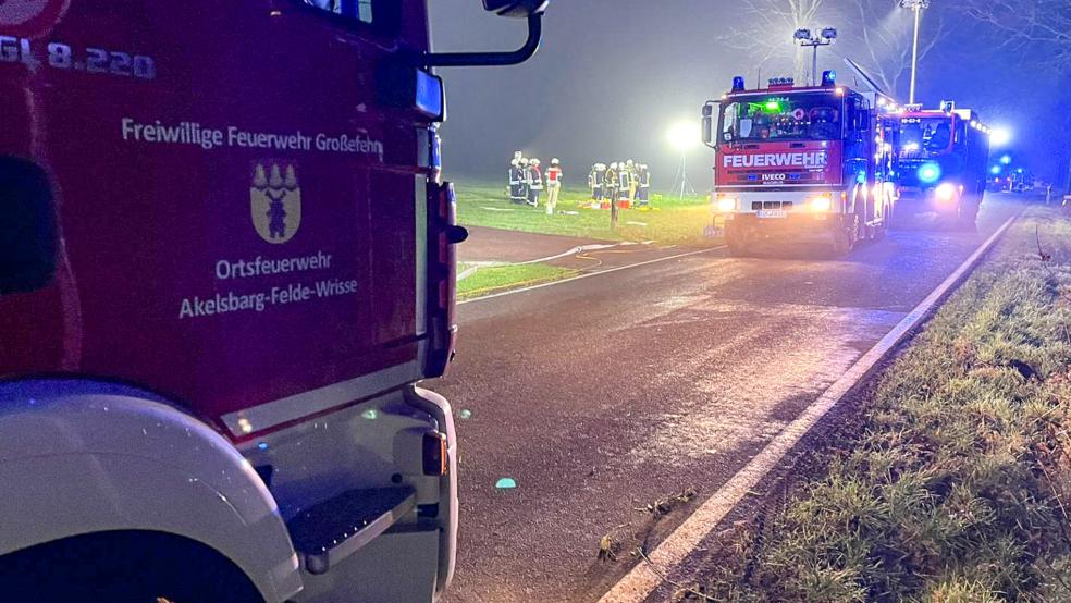 Vor Ort waren neben Polizei und Rettungsdienst auch die Feuerwehren Akelsbarg-Felde-Wrisse, Holtrop und Sandhorst. © Timo de Vries (Feuerwehr)